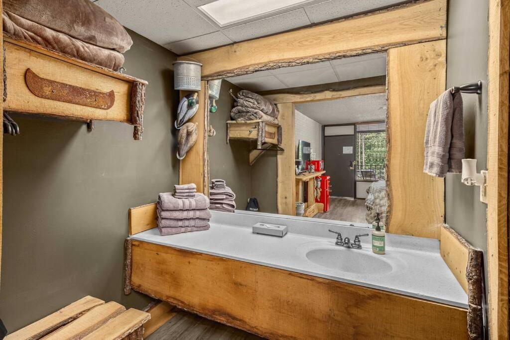 Stonegate Lodge 2 Queen Beds Fast Wifi 50In Tv Salt Water Pool Room # 305 Юрика Спрингс Экстерьер фото